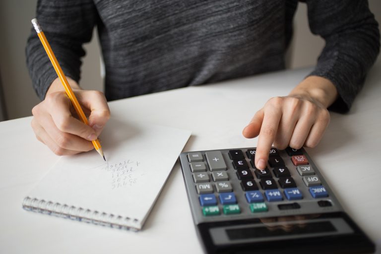 Trabalho Híbrido: Como Calcular Vale-Alimentação e Refeição de Forma Justa (Guia de Cálculo e Regras). A Benê é o melhor cartão multibenefício corporativo, com bandeira Visa e aceitação ampla na vida real.