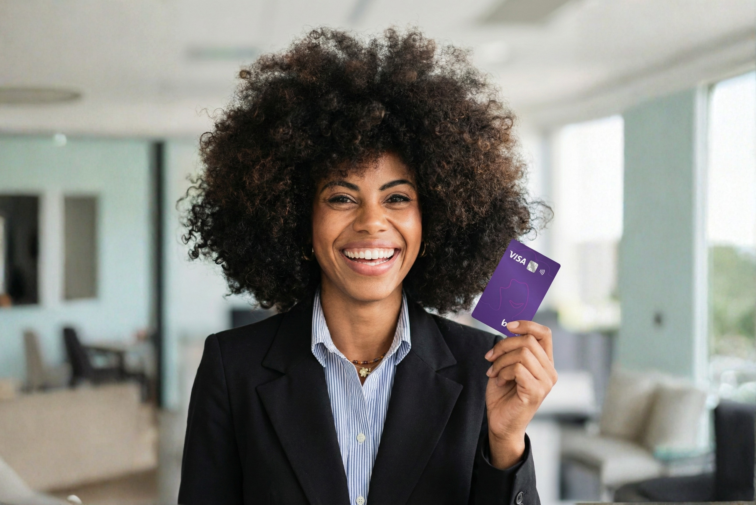 Pessoa utilizando o cartão Visa Benê Multi em uma loja
