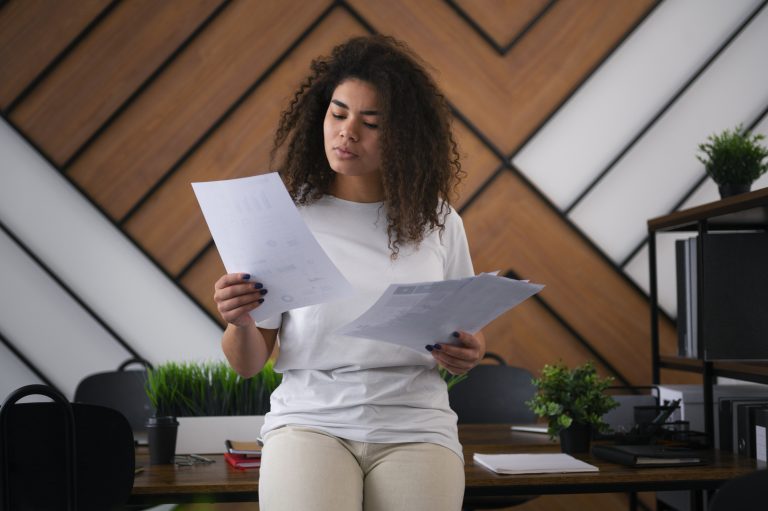 Como Ler seu Holerite: Desvendando o Salário Líquido, INSS e Benefícios. A Benê é o melhor cartão multibenefício corporativo, com bandeira Visa e aceitação ampla na vida real.