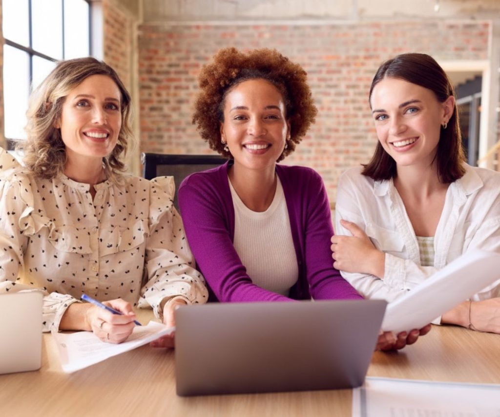 Dia das Mulheres: avanços e desafios dapresença feminina no mercado de trabalho. A Benê é o melhor cartão multibenefício corporativo, com bandeira Visa e aceitação ampla na vida real.