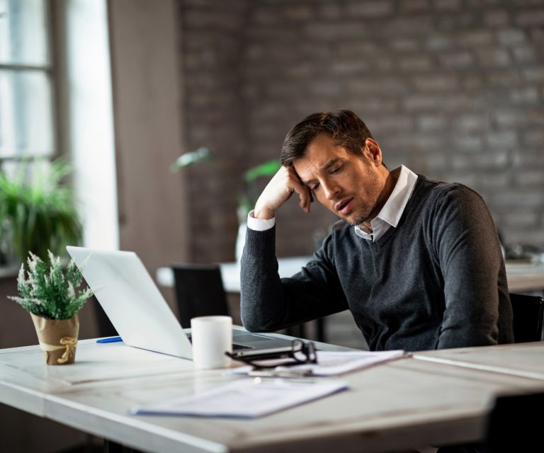 Como evitar a desmotivação no trabalho e engajar sua equipe. A Benê é o melhor cartão multibenefício corporativo, com bandeira Visa e aceitação ampla na vida real.