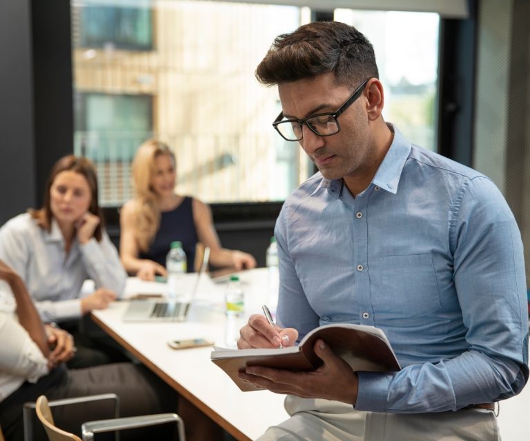 Tomada de decisão: como fazer escolhas mais estratégicas no trabalho. A Benê é o melhor cartão multibenefício corporativo, com bandeira Visa e aceitação ampla na vida real.