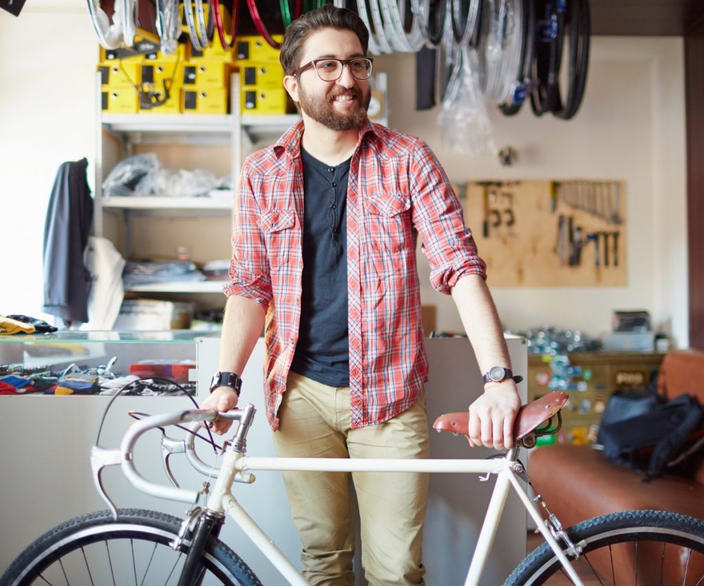 Como guardar a bicicleta em locais com pouco espaço? Contrate já um seguro bike da Benê e pedale com mais tranquilidade, contando com atendimento especializado e contratação rápida pelo WhatsApp.