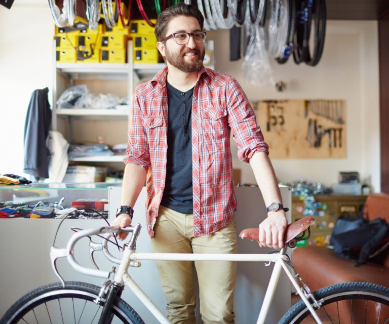 Como guardar a bicicleta em locais com pouco espaço? Contrate já um seguro bike da Benê e pedale com mais tranquilidade, contando com atendimento especializado e contratação rápida pelo WhatsApp.