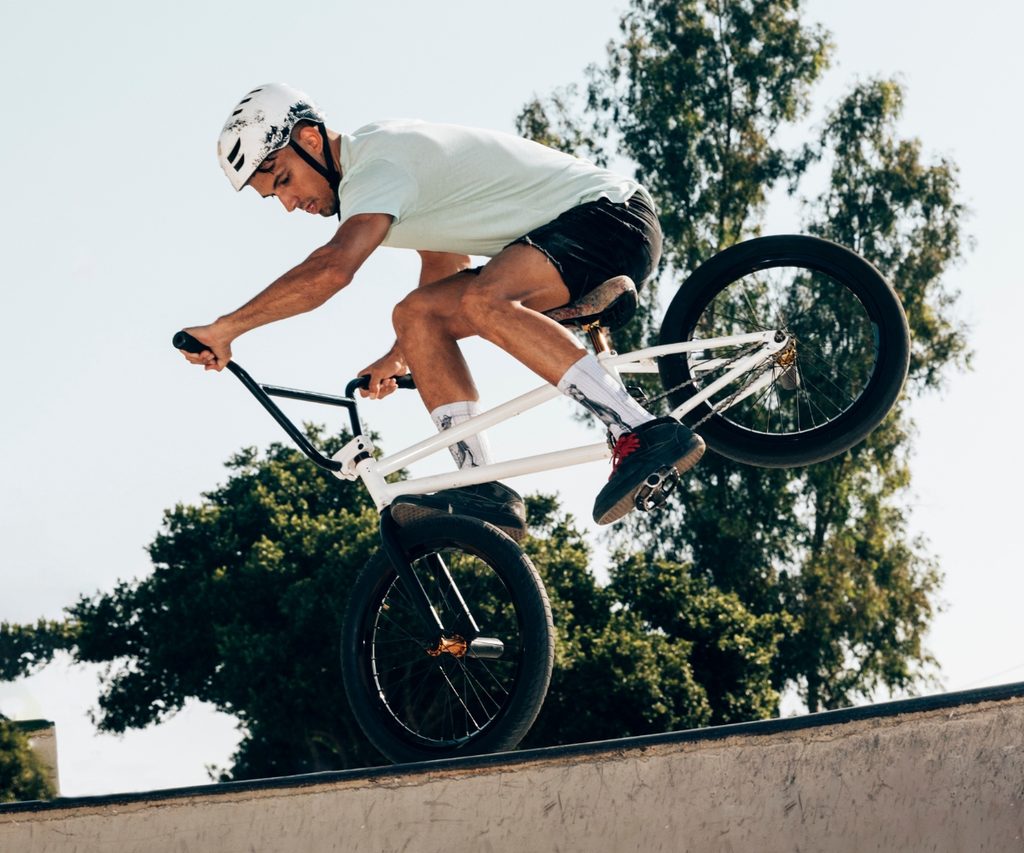 BMX: entenda como funciona o bicicross e suas modalidades. Contrate já um seguro bike da Benê e pedale com mais tranquilidade, contando com atendimento especializado e contratação rápida pelo WhatsApp.