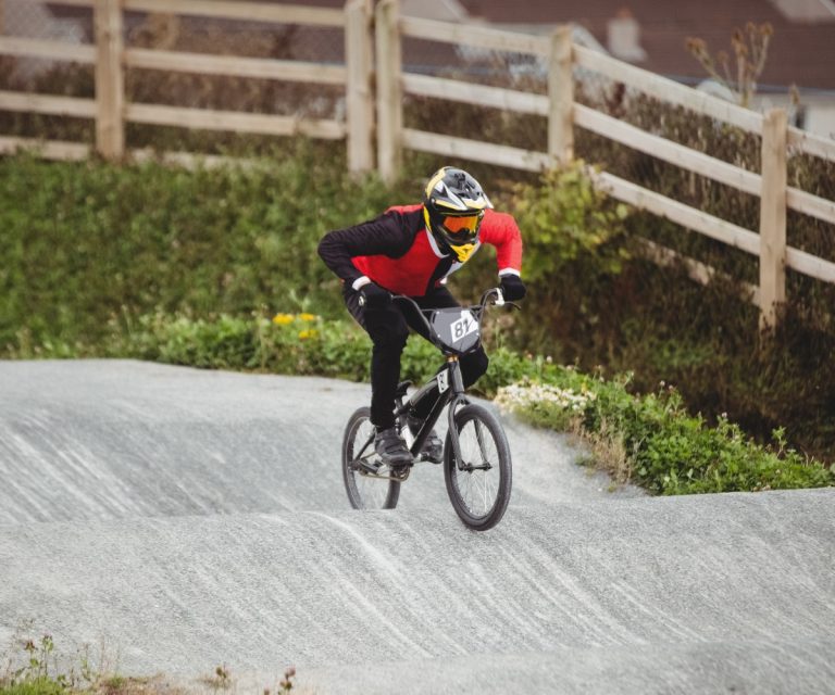 BMX: entenda como funciona o bicicross e suas modalidades. Contrate já um seguro bike da Benê e pedale com mais tranquilidade, contando com atendimento especializado e contratação rápida pelo WhatsApp.