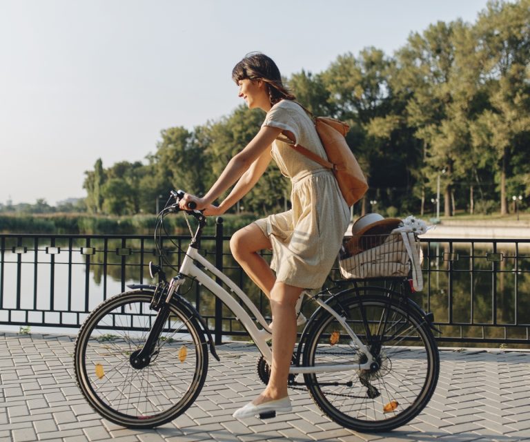 Como transformar o hábito de andar de bicicleta em parte da sua rotina. Contrate já um seguro bike da Benê e pedale com mais tranquilidade, contando com atendimento especializado e contratação rápida pelo WhatsApp.
