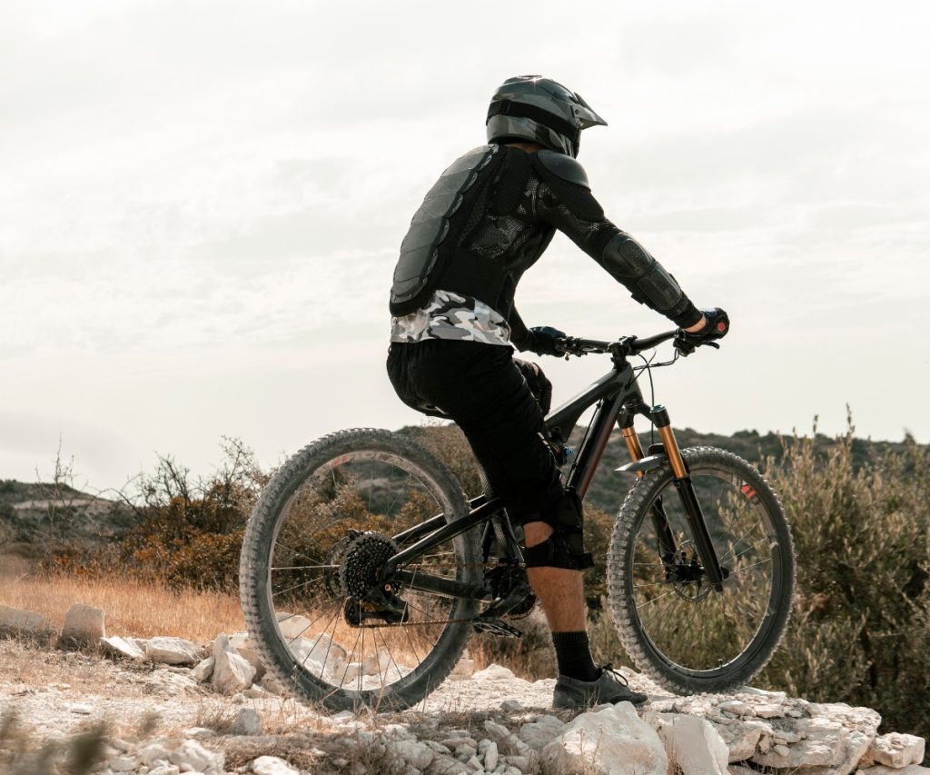 Downhill: entenda a modalidade, a bike e como começar a praticar. Contrate já um seguro bike da Benê e pedale com mais tranquilidade, contando com atendimento especializado e contratação rápida pelo WhatsApp.