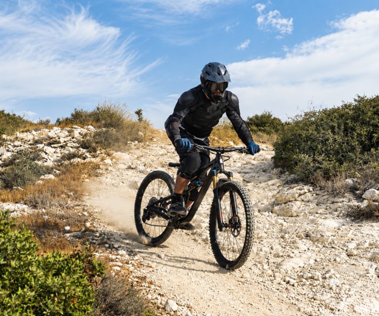 Downhill: entenda a modalidade, a bike e como começar a praticar. Contrate já um seguro bike da Benê e pedale com mais tranquilidade, contando com atendimento especializado e contratação rápida pelo WhatsApp.