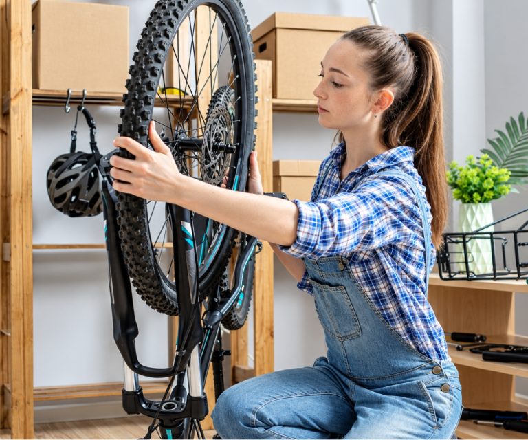 Manutenção de bicicleta: cuidados para manter sua bike em boas condições. Contrate já um seguro bike da Benê e pedale com mais tranquilidade, contando com atendimento especializado e contratação rápida pelo WhatsApp.